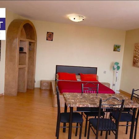 Midi Minuit Hotel Antananarivo Buitenkant foto