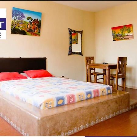 Midi Minuit Hotel Antananarivo Buitenkant foto